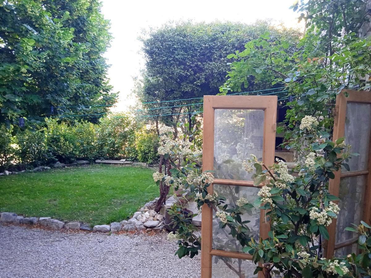 Chambre D'Hotes Face Au Lavoir Méthamis Exterior foto
